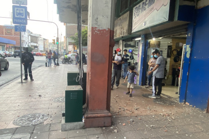 En las veredas de los edificios ubicados en las calles Rumichaca y Víctor Manuel Rendón, centro de Guayaquil hubo caída de material.