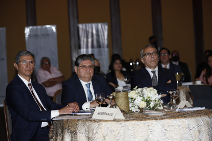 Foro. El presidente del directorio de la Bolsa de Valores de Guayaquil, Ricardo Rivadeneira (derecha).