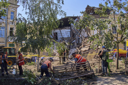 Los misiles fueron lanzados desde el mar Negro contra el centro de Ucrania y causaron otra tragedia para este país que pide cese al fuego. EFE/EPA/SERGEY KOZLOV
