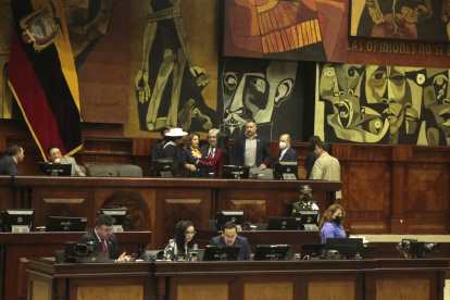 Bancada. Los asambleístas de la Izquierda Democrática despiden a su compañera. Virgilio Saquicela, que se abstuvo en la votación, mira de reojo.