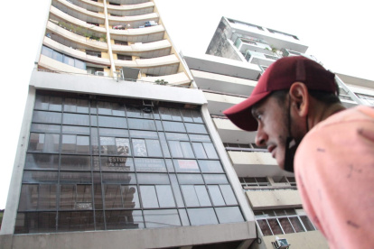 En un edificio en García Avilés entre Ballén y Aguirre (Guayaquil) los moradores no querían ingresar por miedo a daños en la estructura.