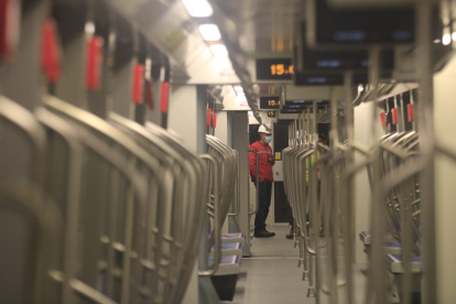 Interior de una de las unidades del metro de Quito.