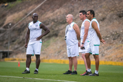 El cuerpo técnico que comanda Jorge Célico (i) llegó en febrero de este año a Barcelona, tras la salida de Fabián Bustos y firmó un vínculo por dos temporadas.