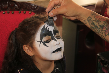 Por las fiestas de Uyumbicho una familia se vistió de Kiss y se volvió viral.