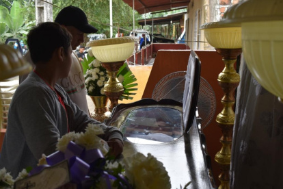 En el exterior de su casa colocaron el cofre mortuorio.
