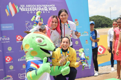 Doménica Azuero (i) y Doménica Mora (d) fueron plata y bronce en los Juegos Bolivarianos, superadas solo por la campeona olímpica, Mariana Pajón (c).