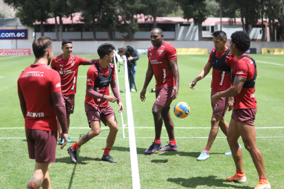 Los jugadores de Liga Deportiva Universitaria de Quito cumplieron con su primera práctica a puertas abiertas desde que inició la pandemia. Los albos se suman a la tendencia de volver a recibir visitas en sus entrenamientos.