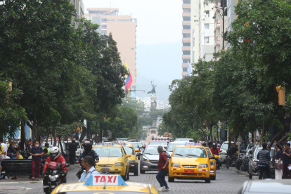 1. En el día. El intenso tráfico vehicular complica la libre circulación de los peatones, que sortean los vehículos a gran velocidad. Los árboles necesitan ser podados.