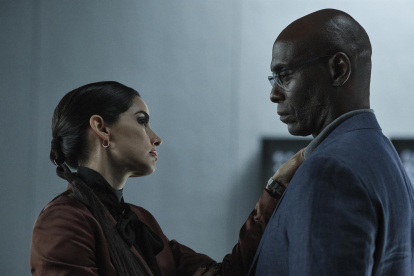 Fotograma cedido por Netflix donde aparece Paula Núñez como Evelyn Marcus (I) y Lance Reddick como Albert Wesker, durante la escena de un episodio de la serie "Resident Evil".