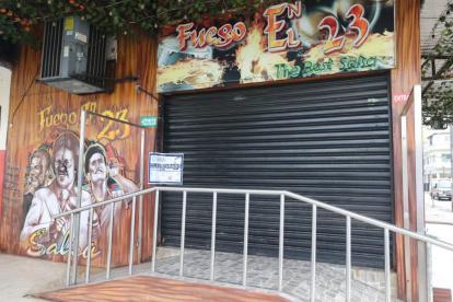 Este sábado en el sitio se observan sellos de clausura.