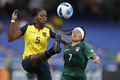 Ana Paula Rojas (d) de Bolivia disputa un balón con Ericka García de Ecuador hoy, en un partido del grupo A de la Copa América Femenina en el estadio Pascual Guerrero en Cali (Colombia).