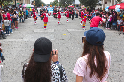 Familias se acercaban a tomar fotos de sus hijos y hermanos en la orquesta.