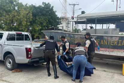 Rescate. La víctima fue llevada a la morgue mientras se la identifica.