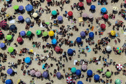 Fotografía aérea tomada al pasado 13 de julio en la que se registró a cientos de turistas en la playa de Ipanema, en Río de Janeiro (Brasil).