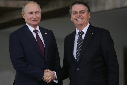 Fotografía de archivo, tomada el 14 de noviembre de 2019, en la que se registró al presidente de Rusia, Vladimir Putin (i), junto a su homólogo de Brasil, Jair Bolsonaro (d), durante la XI Cumbre de las BRICS, que agrupa a las economías de Brasil, Rusia, India, China y Sudáfrica, en Brasilia (Brasil).