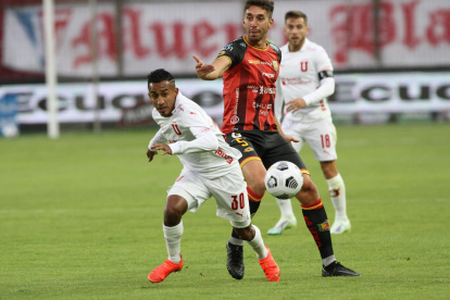 Los universitarios lograron abrir el marcador al minuto 35 tras una habilitación de taco de Danny Luna, uno de los puntos más altos de los locales, que fue aprovechado por Alexander Alvarado para adelantar a la U.

En el segundo tiempo, el Cuenca manteniendo el orden en la defensa buscó la igualdad que llegó al minuto 84, tras dos cabezazos en el área universitaria y que al final el zaguero Agustín García Basso para derrotar al golero Brian Heras.

Con el empate, Liga de Quito y D. Cuenca comparten el liderato de la tabla con cuatro unidades. Ahora los albos se enfocarán en el juego por los octavos de final de la Copa Ecuador, el martes 19 de julio en el estadio olímpico de Ibarra ante el Imbabura, en busca de avanzar a la fase final del torneo.