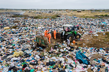 La comunidad reclama vivir entre tanto agente contaminante.