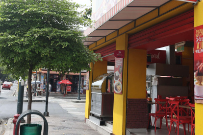 En este local ubicado en el norte de Guayaquil, se presume que una banda intenta cobrar una vacuna a cambio de seguridad. El asadero fue baleado.