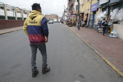 Figura. Solo, el Quiteño emprende el recorrido por los rincones grises y rojos de Quito.
