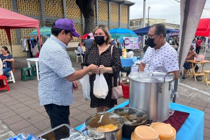 Los vecinos aprovecharon para almorzar en los locales de sus vecinos.