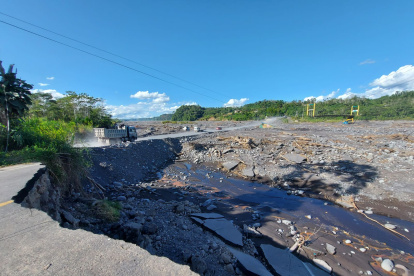 Relleno. Más de 200 metros del ancho del río Upano en Morona fue relleno para habilitar el paso que existía.