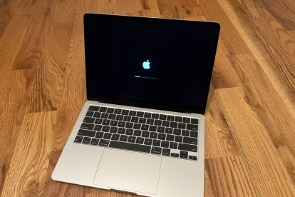 Vista del nuevo MacBook Air de Apple, que viene con el chip M2 integrado, tiene un grosor de 11,3 milímetros y un peso de 2,7 libras (1,24 kilos) y tendrá un precio a partir de 1.199 dólares (1.519 euros en España), el 12 de julio de 2022 en Washington (EE.UU).