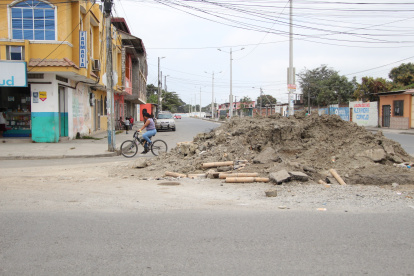 1. Inconcluso. Una obra que inició este año y quedó estancada en la avenida Juan León Mera, que divide a los sectores El Paraíso, Hogar y Techo, Abel Gilbert 2 y Santa Rosa, causa molestias a sus habitantes porque interrumpe el tránsito vehicular.  2. Multas. Aunque, en ciertos sectores, reciben el agua por horas y por días, las multas llegan por no pagar a tiempo.