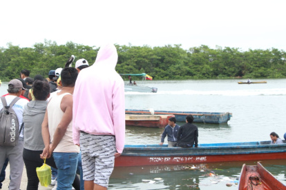 Familiares buscan a joven ahogado.