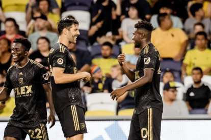 El tricolor José Cifuentes (d) muestra su alegría por el tanto logrado.