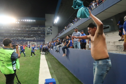 Los hinchas de Emelec invadieron el gramado del Capwell y según el reglamento, suspenderán el estadio.