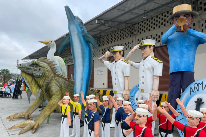 Preparativos. Las barcazas alegóricas fueron realizadas por artesanos.