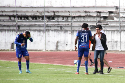 Joe Armas (d) asumió el banquillo del Imbabura en agosto del año anterior y lo ascendió a la Serie B. También se desempeña como mánager del equipo gardenio.