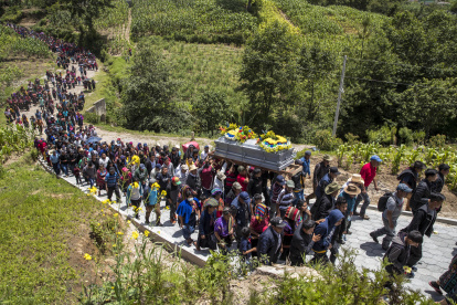 AME3507. NAHUALÁ (GUATEMALA), 16/07/2022.- Vecinos y familiares asisten al entierro de los restos del menor Pascual Melvin Guachiac Sipac de 13 años, en el cementerio de la aldea Tzucubal, Nahualá (Guatemala). El menor murió asfixiado en un camión el pasado 27 de junio en San Antonio, Texas cuando con un grupo de migrantes intentaba llegar a los Estados Unidos, en total 22 guatemaltecos fallecieron asfixiados. Su cuerpo fue repatriado ayer vía aérea. EFE/ Esteban Biba