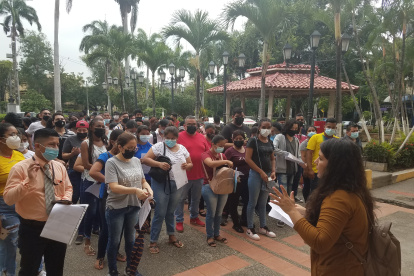 Un grupo de aspirantes a entrar a la universidad pública espera su turno para rendir la prueba Transformar en la Universidad de Guayaquil, en marzo de 2022,