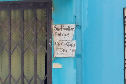 Digmary S.A. ofrece sus servicios con un papel rotulado con marcador pegado en su fachada.