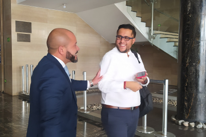 Diálogo. Flores y Jaramillo coincidieron ayer en la Asamblea. Hablaron de pasada de las vicepresidencias.