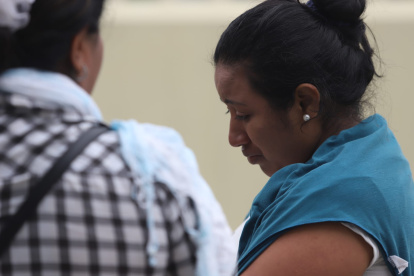 Dos mujeres llegaron llorando tras enterarse de uno de que uno de sus parientes murió en la masacre.