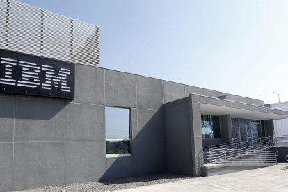 IBM gana 2.125 millones de dólares en el primer semestre, un 7 % menos
