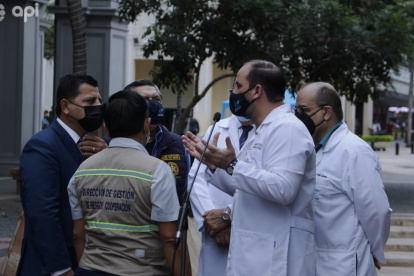 Directores municipales y médicos de la mésica tecnica de Salud que integran el COE cantonal de Guayaquil, preivo a la rueda de prensa de este martes 19 de julio de 2022.