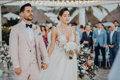 Carmen Villalobos y Sebastián Caicedo durante su boda.