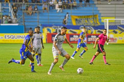 Francisco Fydriszewski (c), delantero de Aucas, se enojó al ser sustituido del campo ante Delfín.