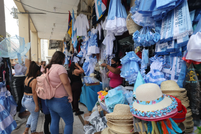 Los estudiantes usan los atuendos para participar en los desfiles y pregones.  Los dueños de locales exponen una variedad de prendas y recuperan ventas.
