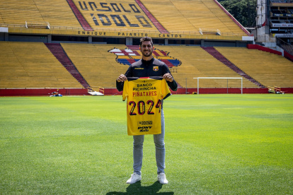 Bruno Piñatares, mediocampista de Barcelona, muestra la camiseta con el número 2024 en el dorsal, año hasta el que renovó contrato.
