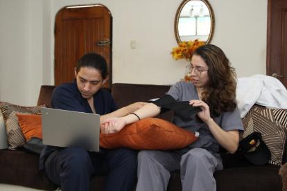 Solución. Los estudiantes deben leer la teoría y practicar entre ellos mismos en sus casas. No hay aulas.