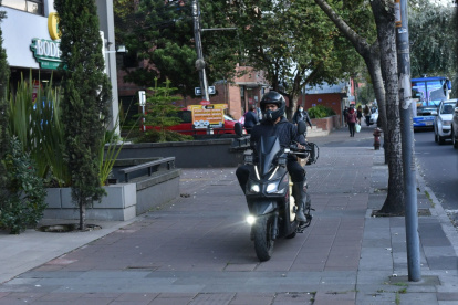 Norte. Frente al parque La Carolina, en la av. de los Shyris, un motorizado decidió avanzar por la acera. Esquivó a los peatones para ganarle al tráfico.
