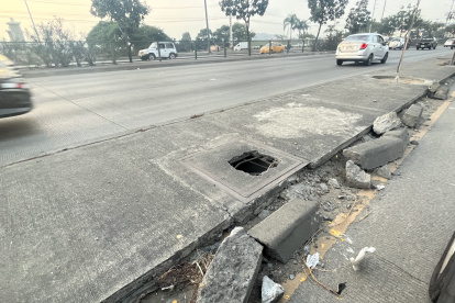 El parterre dañado causa molestia a conductores y da paso a desecho de basura.