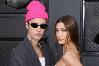 El cantante canadiense Justin Bieber (i) y la modelo estadounidense Hailey Bieber (d)