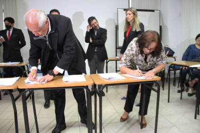 Firma. Al finalizar la jornada del lunes, quienes participaban de la mesa dos suscribieron el acuerdo alcanzado.