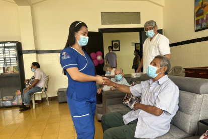 Los residentes reciben ayuda de los enfermeros para sus actividades diarias