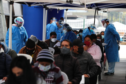 Ciudadanos esperan para realizarse pruebas PCR para la detección de la covid-19 en Quito (Ecuador), en una fotografía de archivo.